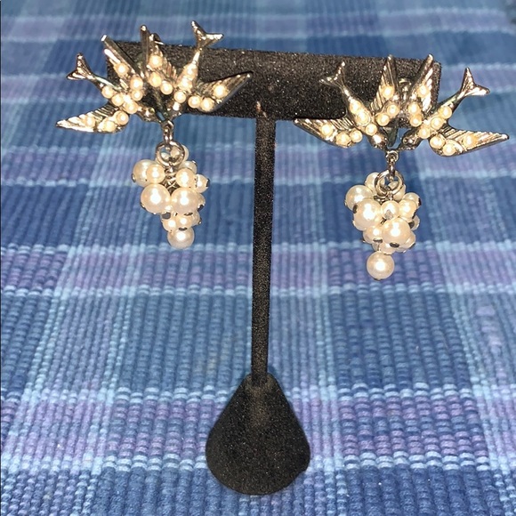 Vintage Avon swallow birds with pearl dangle accent clip on earrings - Picture 4 of 15